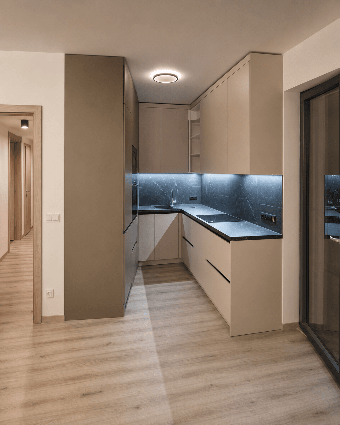 Compact beige kitchen with grey marble splashback